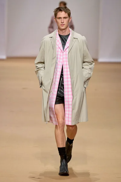 Look 18